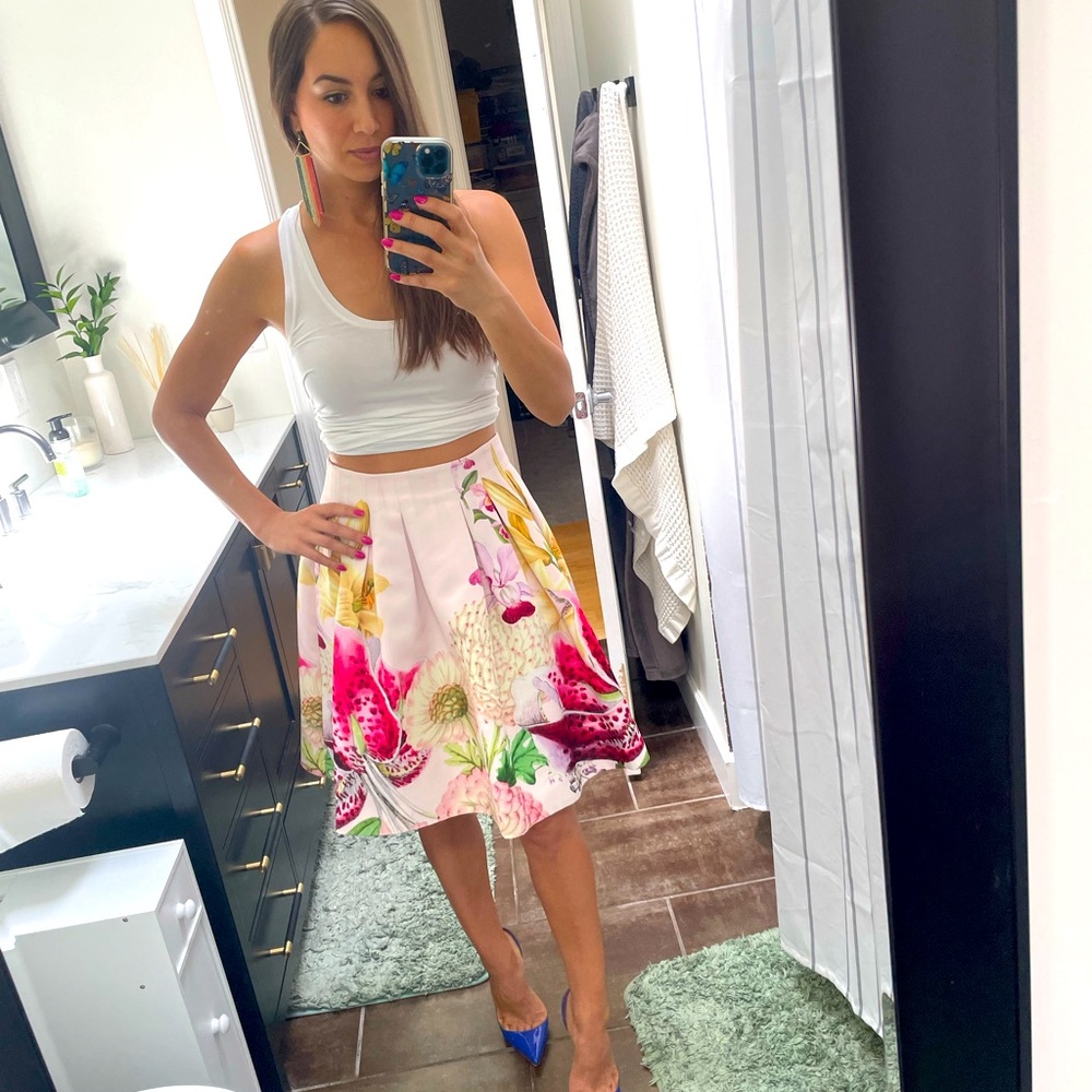 Gorgeous Ted Baker skirt size 0, great condition! ❤️✨